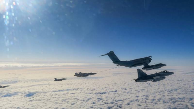 El reabastecimiento en vuelo es una parte importante de las actividades de entrenamiento de la aviación de combate. Aquí se ven aviones de varios países nórdicos miembros de la OTAN realizando esta maniobra. Foto: Joakim Vidgren/Fuerzas Armadas de Suecia (Försvarsmakten)