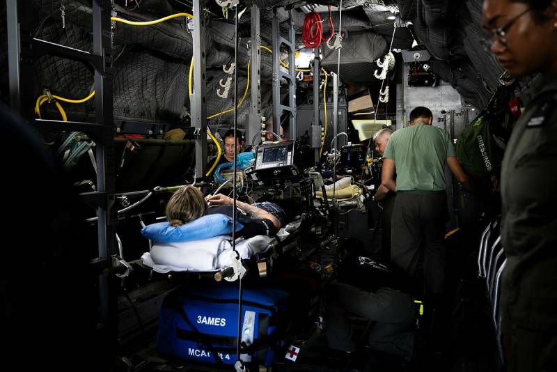 Personal médico de la Real Fuerza Aérea Australiana, perteneciente al Escuadrón de Evacuación Aeromédica n.º 3, supervisa a los pacientes a bordo de un simulador C-27J Spartan durante una actividad de entrenamiento de «Force Generation» en la Base de la RAAF de Amberley. ©Departamento de Defensa de Australia
