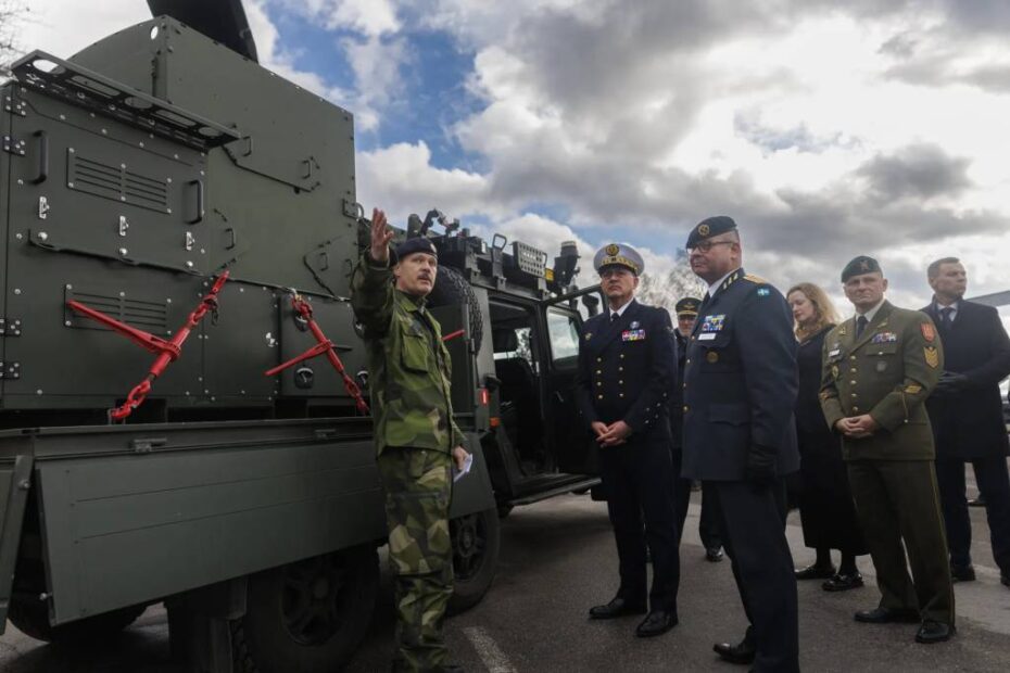 SACT Pierre Vandier pudo ver, entre otras cosas, el sistema antidrones LOKE. Foto: Axel Öberg / Fuerzas Armadas Suecas (Försvarsmakten)
