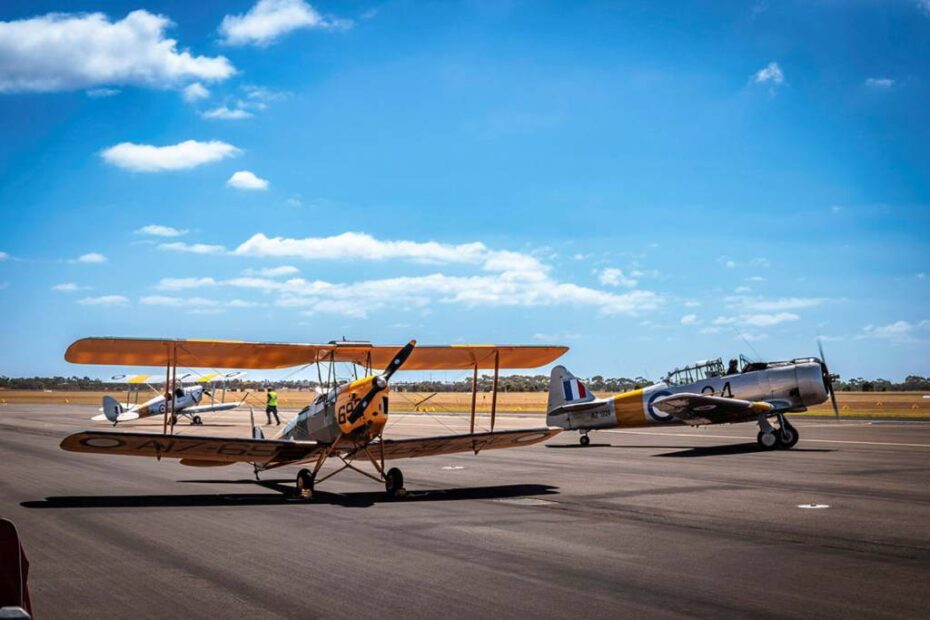 Aeronaves históricas, entre ellas el Tiger Moth del Escuadrón N.º 100, en la pista de la base aérea Point Cook de la RAAF, como parte del entrenamiento de vuelo de pretemporada. ©Departamento de Defensa de Australia