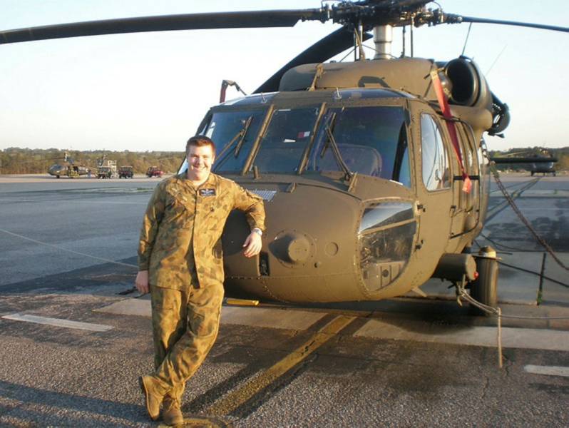 El teniente coronel Clinton Shiell ha sido nombrado comandante de la unidad de la Reserva del Ejército, el 11.º Regimiento de Ingenieros, con sede en Queensland. El teniente coronel Shiell fue miembro de tiempo completo de la Artillería Real Australiana antes de obtener la habilitación como piloto de helicópteros de la Aviación del Ejército, volando el UH-60 Black Hawk. Como reservista, el teniente coronel Shiell trabaja a tiempo completo como piloto del A380 de Qantas. ©Departamento de Defensa de Australia