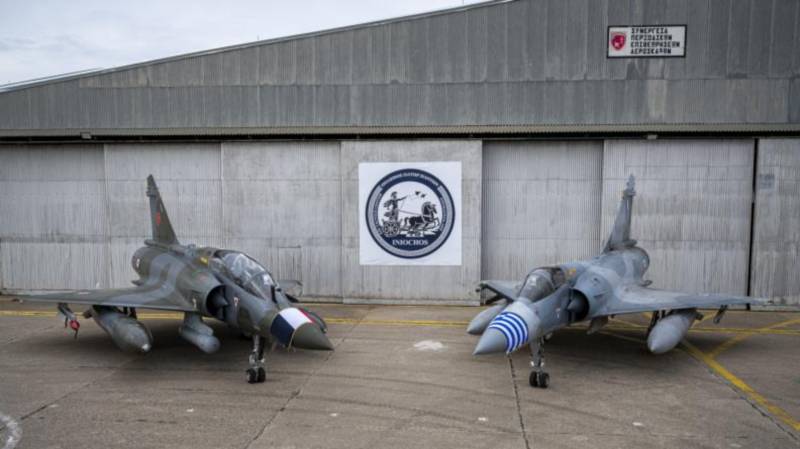Un Mirage 2000D de la Fuerza Aérea y Espacial y un Mirage 2000-5 de la Fuerza Aérea Helénica. ©Armée de l’Air et de l'Espace