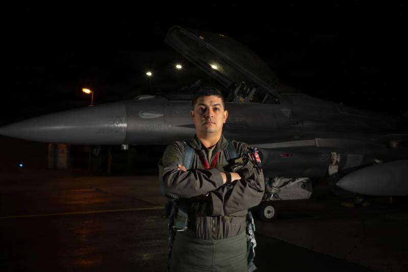 El mayor de la Fuerza Aérea Michael Blea, piloto de un F-16 Fighting Falcon del 480.º Escuadrón de Caza, posa para una foto en la Base Aérea de Spangdahlem, Alemania, el 10 de diciembre de 2025. Blea recibió la Estrella de Plata por su notable valentía durante una ceremonia celebrada en la Base Aérea de Ramstein el 3 de marzo de 2026. Crédito: USAF. Soldado de primera clase de la Fuerza Aérea Sydney Franklin