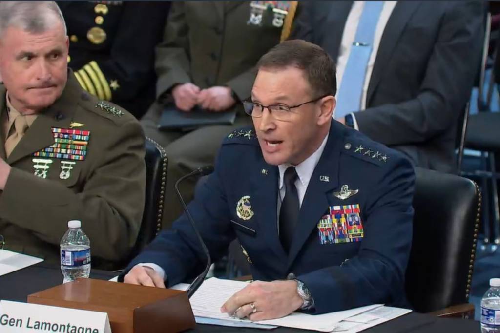 El general de la Fuerza Aérea John D. Lamontagne, subjefe del Estado Mayor de la Fuerza Aérea, testifica en una audiencia del Comité de Servicios Armados del Senado sobre la preparación de las fuerzas conjuntas en Washington, el 4 de marzo de 2026. Foto: captura de pantalla del Departamento de Guerra de EE.UU. (DOW).