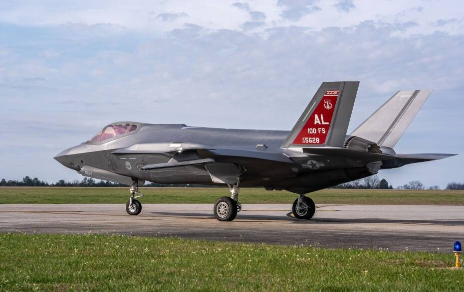 Un F-35A Lightning II de cola roja asignado a la 187º Ala de Caza de la Guardia Nacional Aérea de Alabama rueda por la pista de vuelo en Dannelly Field, Alabama, el 25 de febrero de 2026, durante el ejercicio Sentry South 26-2. En el ejercicio participaron más de 1100 militares y se puso a prueba la capacidad de la unidad para proyectar poder aéreo letal desde ubicaciones dispersas. (Fotografía de la Guardia Nacional Aérea de EE. UU. realizada por el capitán Michael Luangkhot).