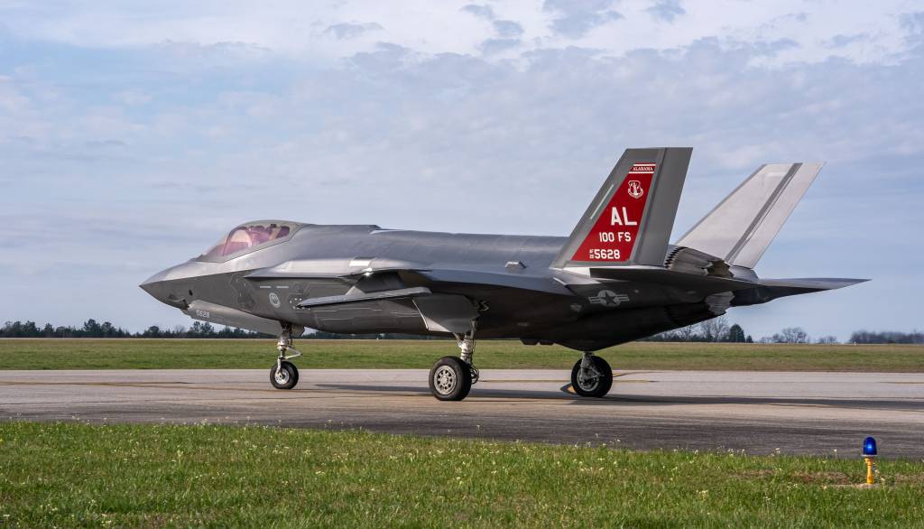 Un F-35A Lightning II de cola roja asignado a la 187º Ala de Caza de la Guardia Nacional Aérea de Alabama rueda por la pista de vuelo en Dannelly Field, Alabama, el 25 de febrero de 2026, durante el ejercicio Sentry South 26-2. En el ejercicio participaron más de 1100 militares y se puso a prueba la capacidad de la unidad para proyectar poder aéreo letal desde ubicaciones dispersas. (Fotografía de la Guardia Nacional Aérea de EE. UU. realizada por el capitán Michael Luangkhot).