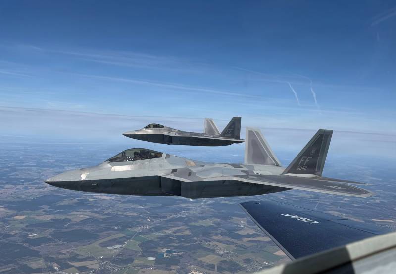 El jefe del Estado Mayor de la Fuerza Aérea, el general Ken Wilsbach, pilota un F-22 mientras exhibe la bandera estadounidense, en esta foto sin fecha, que posteriormente entregó a la familia del coronel Clarence E. «Bud» Anderson, el último «triple as» superviviente de la Segunda Guerra Mundial, durante su entierro en el Cementerio Nacional de Arlington, Virginia, el 30 de marzo de 2026. Anderson, una figura legendaria de la aviación militar, tenía 102 años cuando falleció el 17 de mayo de 2024. (Foto cortesía de la Fuerza Aérea de los Estados Unidos)