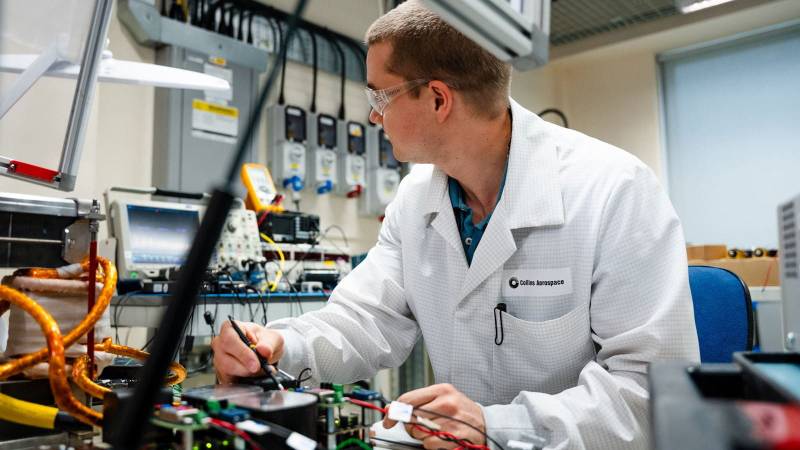 Un ingeniero de Collins Aerospace prueba las unidades de conversión de energía para el HECATE en Solihull. ©RTX/Collins Aerospace