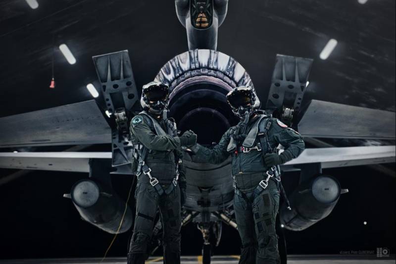 El 28 de septiembre de 2021, la Fuerza Aérea Polaca llevó a cabo por primera vez la misión de vigilancia aérea de la OTAN en Islandia con aviones F-16. En 2026, Polonia celebró dos décadas de operaciones con aviones F-16 que han reforzado el poder aéreo de la OTAN, mejorando la capacidad de la Alianza para disuadir y defender cada centímetro del territorio de la OTAN. Fotos cortesía de Piotr Gubarnat y Maichal Kolad.