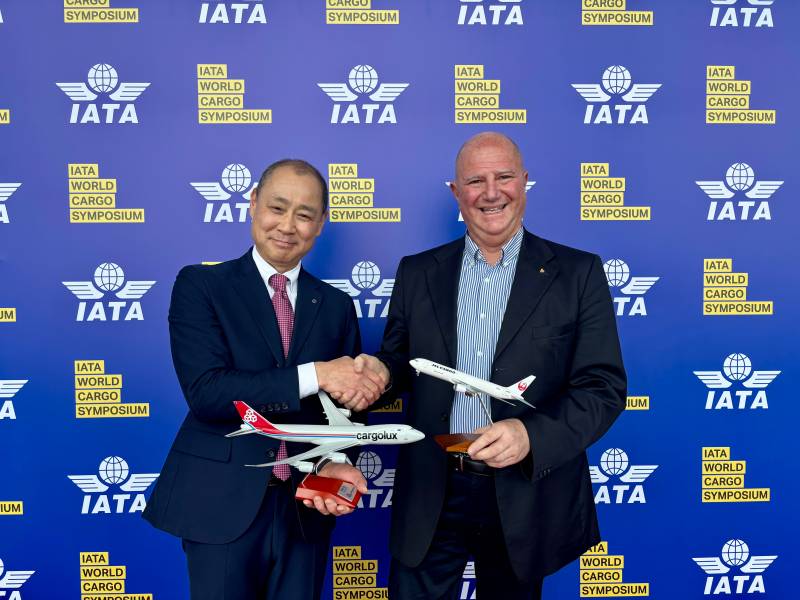 Yuichiro Kito, director ejecutivo de la División de Carga y Correo de JAL (izquierda), y Pierandrea Galli, vicepresidente ejecutivo de Planificación Comercial de Cargolux Airlines ©Cargolux