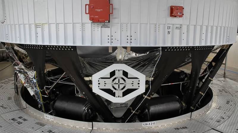 Se ha instalado un blanco auxiliar en la etapa de propulsión criogénica provisional de la misión Artemis II de la NASA, con el fin de facilitar una demostración de operaciones de proximidad para poner a prueba las características de manejo manual de la cápsula Orión. Crédito: United Launch Alliance.