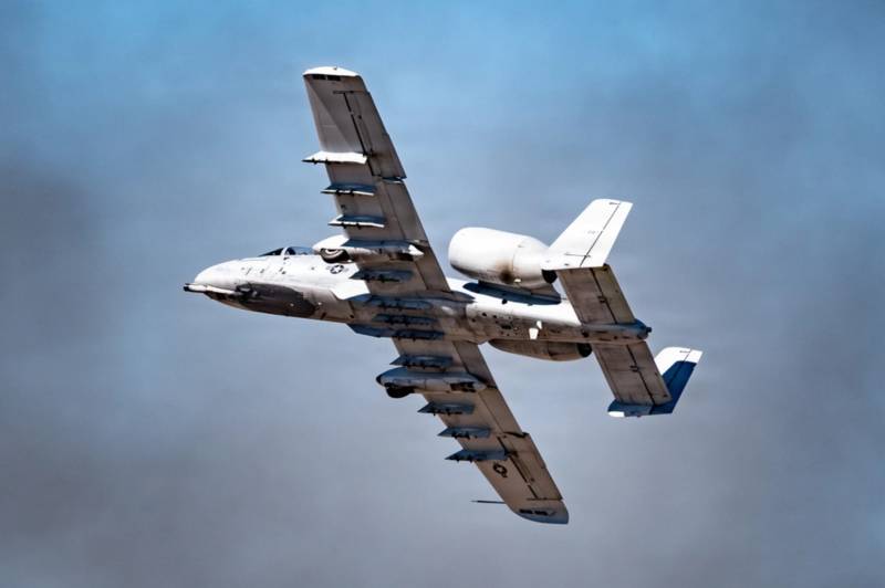 Un A-10 Thunderbolt II de la Fuerza Aérea de los Estados Unidos, destinado a la Base Aérea Davis-Monthan, sobrevuela el 56.º Ala de Caza el 20 de marzo de 2026 en la Base Aérea Luke, Arizona. Las demostraciones y exhibiciones permiten conocer la disciplina y la experiencia que se exigen a quienes pilotan aeronaves militares. Las oportunidades que tiene el público de ver de cerca la aviación militar ayudan a fomentar el aprecio por la preparación de la fuerza conjunta. (Foto de la Fuerza Aérea de los EE. UU. tomada por la aviadora superior Belinda Guachun-Chichay)
