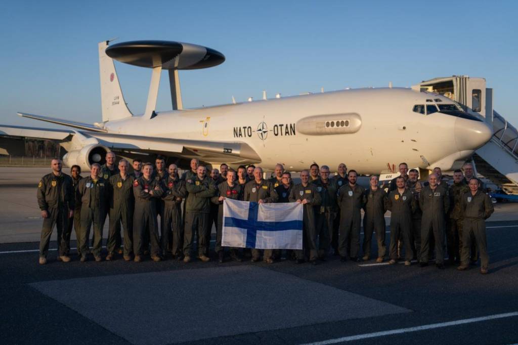 La tripulación aérea se reúne para una foto grupal, conmemorando el histórico evento en el que los AWACS de la OTAN volaron por primera vez en el espacio aéreo finlandés. Volando junto a los F/A-18 finlandeses, el evento simboliza la determinación y la integración de los aliados. Foto cortesía de la Fuerza Aérea Finlandesa.