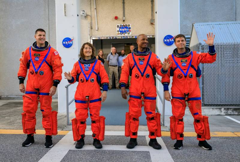 Los miembros de la tripulación de Artemis II —el astronauta de la CSA (Agencia Espacial Canadiense) Jeremy Hansen y los astronautas de la NASA Christina Koch, Victor Glover y Reid Wiseman— salen de los alojamientos de la tripulación de astronautas, situados en el Edificio de Operaciones y Comprobación Neil Armstrong, y se dirigen a los vehículos de transporte de la tripulación de Artemis antes de desplazarse a la plataforma de lanzamiento 39B, como parte de una prueba integrada de los sistemas de tierra en el Centro Espacial Kennedy de la NASA, en Florida, el 20 de septiembre de 2023, para poner a prueba probar el cronograma de la tripulación para el día del lanzamiento. ©NASA/Kim Shiflett