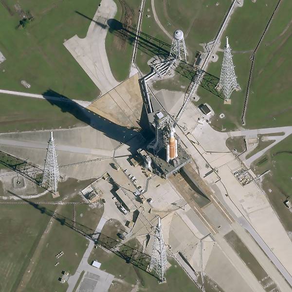 Imagen de Pléiades Neo. Cohete SLS con Orion ESM en su plataforma de lanzamiento en Kennedy Space Center para su próximo lanzamiento de la misión Artemis II ©Airbus DS 2026