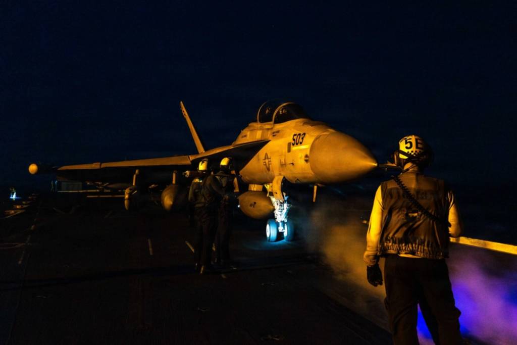 Un EA-18G Growler, adscrito al Escuadrón de Ataque Electrónico (VAQ) 133, se prepara para despegar desde la cubierta de vuelo del portaaviones clase Nimitz USS Abraham Lincoln (CVN 72) en apoyo de la Operación Epic Fury, el 1 de marzo de 2026. (Foto de la Armada de los Estados Unidos)