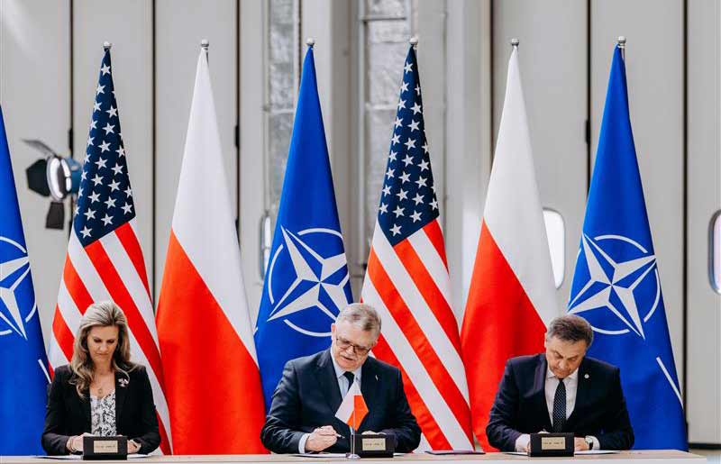 En la foto, de izquierda a derecha: Stacy Kubicek, vicepresidenta y directora general de Sensores y Apoyo Global de Lockheed Martin; Jacek Goszczyński, presidente del Consejo de Administración de WZL-1; Tomasz Prządka, miembro del Consejo de Administración de WZL-1. Imagen: Lockheed Martin