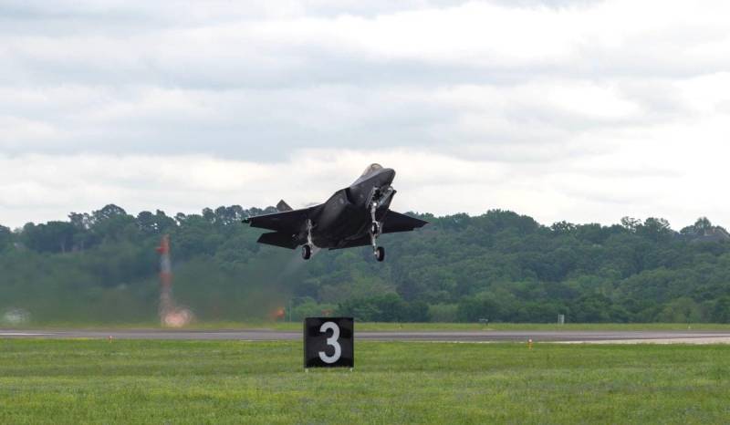 El piloto finlandés realizó su primer vuelo a bordo del avión JF-502. Foto: Fuerza Aérea de los Estados Unidos