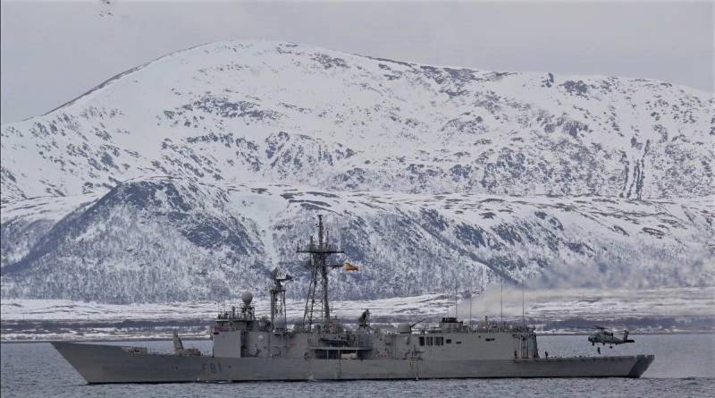 El buque insignia del Grupo Marítimo Permanente 1 de la OTAN (SNMG1), la fragata española ESPS Almirante Juan de Borbón, junto con el resto de unidades del grupo, ha llevado a cabo operaciones continuadas en el marco de la operación «Baltic Sentry» y se ha desplegado en apoyo de la misión de alta vigilancia de la OTAN «Arctic Sentry». El SNMG1 participó en los ejercicios Dynamic Mariner 2026, Steadfast Dart 2026, Cold Response y Arctic Dolphin, mejorando la preparación multidominio de la OTAN. Imagen: MARCOM