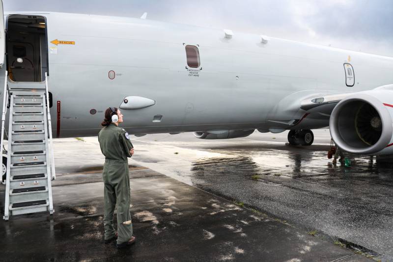La teniente de la Armada Caitlin Tucker, piloto adscrita al Escuadrón de Patrulla y Reconocimiento 45, realiza una revisión exterior previa al vuelo junto a un avión de patrulla marítima P-8A Poseidon durante el ejercicio Sea Dragon 2026 en la Base Aérea Andersen, en Guam, el 13 de marzo de 2026. Crédito: Contramaestre de primera clase de la Armada Ryan A. LeCompte ©Armada de los EE. UU.