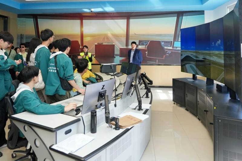 Estudiantes visitan el centro de control del Grupo Aeroportuario de Xinjiang ©Cathay Pacific