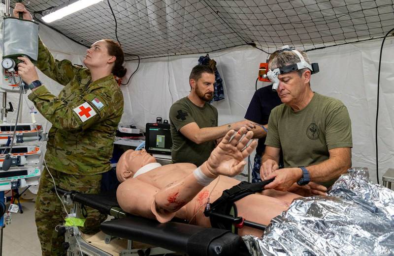 Personal del Escuadrón Expedicionario de Salud n.º 1 y del Ala n.º 94 llevan a cabo un simulacro quirúrgico como parte de la validación del equipo JP2060-3 dentro del sistema de misión del hospital de campaña de nivel 2 durante el ejercicio «Stoic Gauntlet 2026» en la Base de la RAAF de Amberley, Queensland ©Ministerio/Departamento de Defensa de Australia