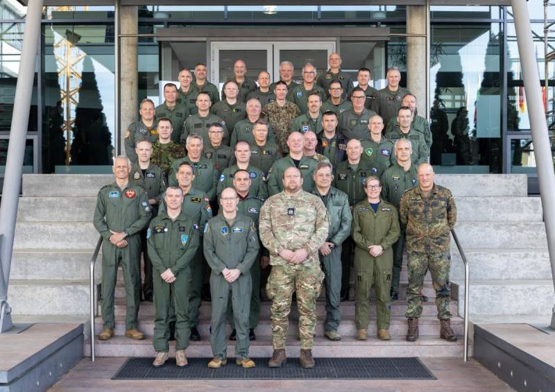 Los jefes de las Fuerzas Aéreas y altos representantes de 27 países de la OTAN y 5 países socios de la OTAN asistieron al evento de dos días de duración para definir esta nueva postura defensiva y confirmar los compromisos nacionales. Foto cortesía del Mando Aéreo Aliado