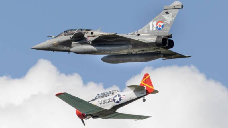 Un Rafale biplaza del escuadrón de cazas "La Fayette" y un North American T-6 Texan. © Armée de l’Air et de l'Espace