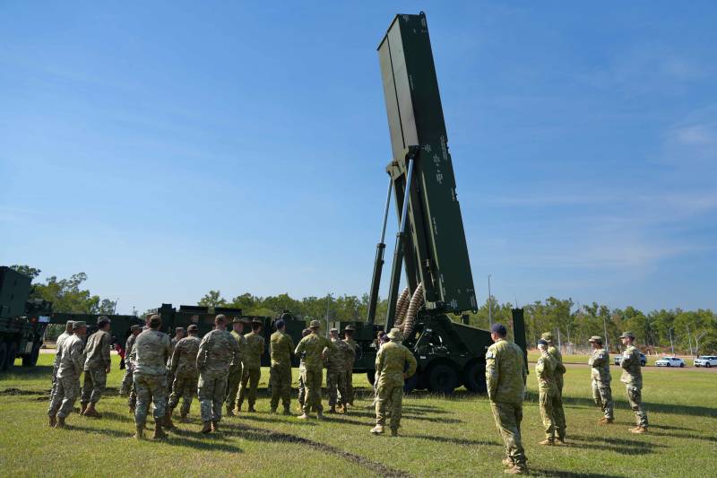 Soldados adscritos a la Batería B del 5.º Batallón del 3.er Regimiento de Artillería de Campaña explican a aliados y socios las capacidades del arma hipersónica de largo alcance «Dark Eagle» durante el ejercicio «Talisman Sabre 25» en el Territorio del Norte (Australia), el 10 de julio de 2025. Se trata del primer despliegue operativo del sistema «Dark Eagle» fuera del territorio continental. Foto del Ejército de los EE. UU. por la sargento del Ejército de los EE. UU. Perla Alfaro