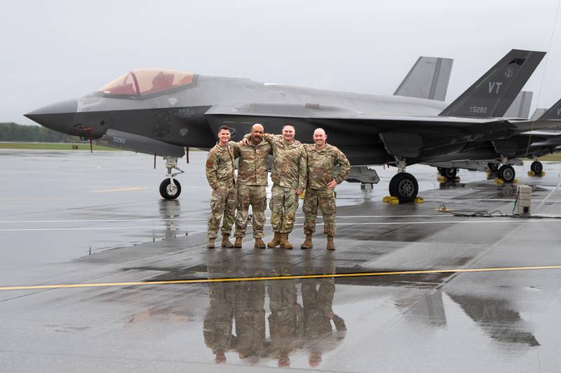 Miembros de la 158.ª Ala de Caza de la Guardia Aérea Nacional de Vermont y de la 192.ª Ala de la Guardia Aérea Nacional de Virginia posan para una fotografía frente a un avión F-35 Lightning II de la Guardia Aérea Nacional de Vermont en la pista de vuelo el 25 de septiembre de 2025, en la Base de la Guardia Aérea Nacional de Burlington, Burlington, Vermont. Las dos unidades de la Guardia Aérea Nacional se asociaron para entrenarse en operaciones con el F-35, mejorando las habilidades de los aviadores en múltiples capacidades y entre diferentes modelos de aeronaves, así como la interoperabilidad de quinta generación. Este entrenamiento conjunto garantiza que los aviadores puedan mantener tanto los aviones F-22 Raptor como los F-35, lo que aumenta la preparación operativa y fortalece la colaboración con los socios de la OTAN. (Foto de la Guardia Aérea Nacional de EE. UU. por el Sargento Mayor Michael Davis)