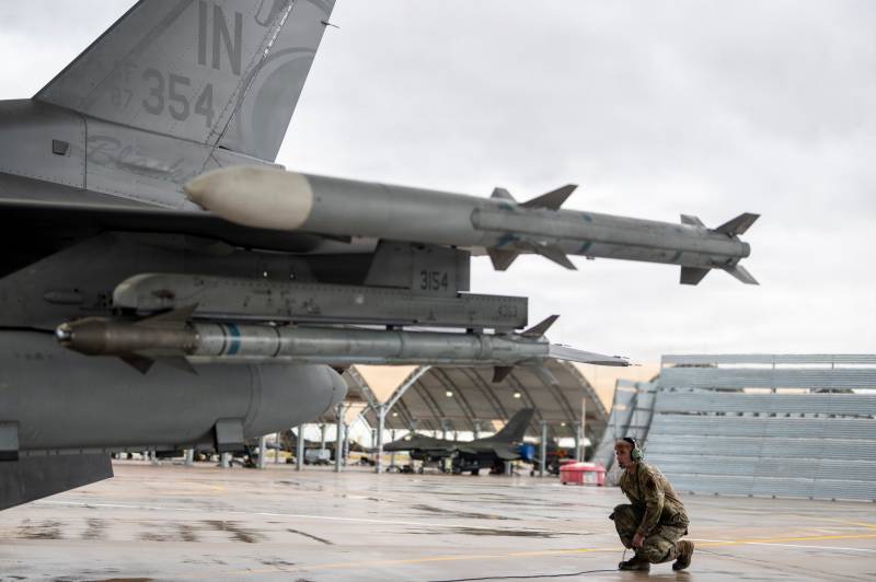 Un jefe de tripulación de la Fuerza Aérea de los Estados Unidos, adscrito al 122.º Ala de Caza, prepara un avión F-16 Fighting Falcon para el despegue en la Base de la Guardia Nacional Aérea de Morris, en Tucson, Arizona, el 17 de febrero de 2026. El avión participó en una misión de entrenamiento conjunta con las Fuerzas Armadas de Eslovaquia a través del Programa de Asociación Estatal, en la que los pilotos realizaron vuelos de entrenamiento de combate coordinados para mejorar la preparación y fortalecer la integración del poder aéreo entre Estados Unidos y Eslovaquia. (Foto de la Guardia Aérea Nacional de EE. UU. tomada por la aviadora de primera clase Danielle Hough)
