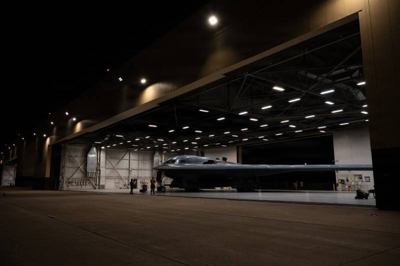 Los miembros de la Fuerza Aérea llevan a cabo operaciones previas al vuelo antes de que un bombardero furtivo B-2 Spirit despegue de una base situada en la zona de responsabilidad del Comando Estratégico de los Estados Unidos en el marco de la Operación Epic Fury, el 29 de marzo de 2026. ©USAF