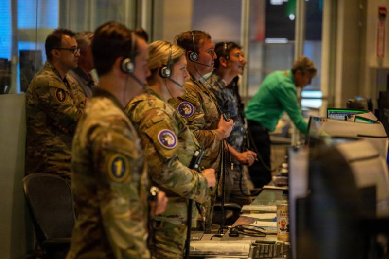 Los miembros del 1.er Escuadrón de Operaciones de Campo de Pruebas se preparan para el lanzamiento en la Estación de la Fuerza Espacial de Cabo Cañaveral, Florida, el 1 de abril de 2026. En colaboración con socios interarmas y comerciales, el escuadrón integra complejos sistemas de campo de pruebas para garantizar una ejecución impecable de los lanzamientos en misiones de seguridad nacional, civiles y comerciales. Crédito: Subteniente de la Fuerza Espacial Christian Malaniak ©United States Space Force (USSF)