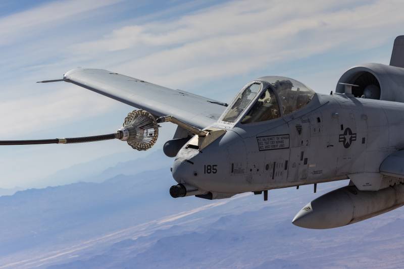 El adaptador de reabastecimiento por sonda entra en contacto con la cesta de reabastecimiento de un C-130 durante la primera operación de reabastecimiento en vuelo por sonda y cesta realizada por un A-10 Thunderbolt II, el 2 de abril de 2026. El adaptador se desarrolló en un plazo acelerado para dar respuesta a una necesidad operativa urgente. Foto de la ANG tomada por el sargento mayor Charles Givens