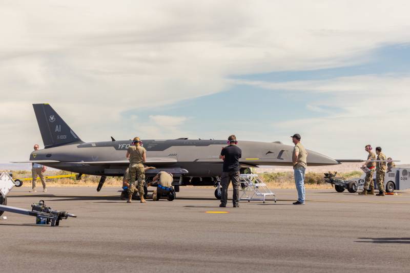 Personal de la Unidad de Operaciones Experimentales del Comando de Combate Aéreo y técnicos de Anduril realizan tareas de mantenimiento en un YFQ-44A en la Base Aérea Edwards, California. La colaboración entre operadores, evaluadores y socios industriales crea un estrecho ciclo de retroalimentación que acelera el proceso de adquisición. (Foto de la Fuerza Aérea de EE. UU. por Ariana Ortega)