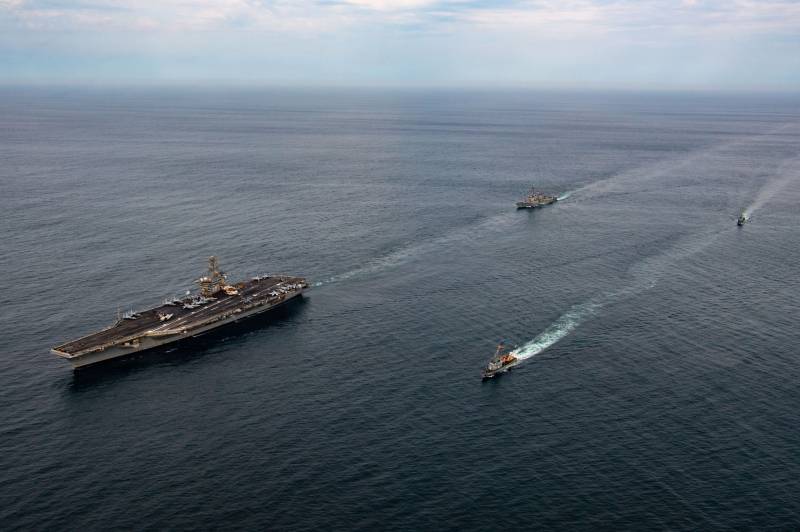 Las corbetas lanzamisiles de clase Esmeralda de la Armada de Ecuador, BAE Manabí (CM 12) y BAE Loja (CM 16), realizan maniobras en formación junto al portaaviones de clase Nimitz USS Nimitz (CVN 68) y al destructor lanzamisiles de clase Arleigh Burke USS Gridley (DDG 101), que forman parte del Grupo de Ataque del Portaaviones Nimitz (NIMCSG), en el Océano Pacífico, el 8 de abril de 2026. El Nimitz está desplegado como parte de la operación Southern Seas 2026, cuyo objetivo es mejorar la capacidad, aumentar la interoperabilidad y fortalecer las alianzas marítimas con países de toda la región a través de intercambios y cooperación conjuntos, multinacionales e interinstitucionales. (Foto de la Armada de los EE. UU. tomada por el marinero aprendiz especialista en comunicación de masas Julian Jaime)
