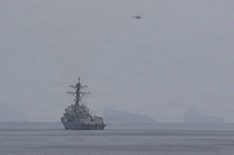 Un destructor de la Armada en la zona de operaciones del Comando Central de EE. UU. atraviesa el estrecho de Ormuz, el 11 de abril de 2026. Los destructores USS Frank E. Peterson y USS Michael Murphy atravesaron el estrecho y operaron en el Golfo Pérsico como parte de una misión más amplia destinada a garantizar que el estrecho esté completamente libre de minas marinas colocadas anteriormente por el Cuerpo de la Guardia Revolucionaria Islámica de Irán.©US Navy