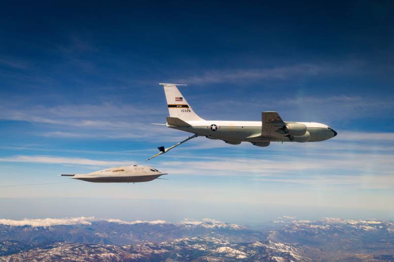 Un B-21 Raider realiza un reabastecimiento aéreo con un KC-135 Stratotanker. Se trata de un elemento clave de una rigurosa campaña de pruebas destinada a perfeccionar los sistemas necesarios para llevar a cabo ataques penetrantes de largo alcance con capacidad de supervivencia. La capacidad de reabastecerse en vuelo es fundamental para la función del Raider en la proyección de poder a nivel mundial y proporciona a los comandantes de combate las opciones flexibles necesarias para lograr efectos decisivos en cualquier parte del mundo. (Foto de la Fuerza Aérea de los Estados Unidos)