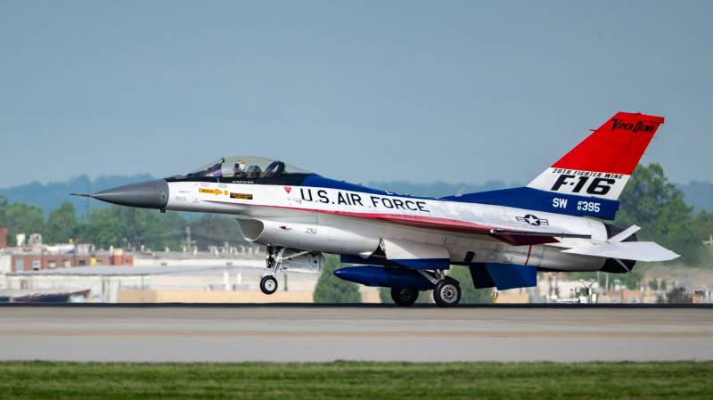 Un F-16 de la Fuerza Aérea de los Estados Unidos, perteneciente al equipo de exhibición «Viper» de la Base Aérea Shaw (Carolina del Sur), llega a la Base de la Guardia Aérea Nacional de Kentucky en Louisville (Kentucky) el 16 de abril de 2026, antes del espectáculo aéreo «Thunder Over Louisville» que se celebrará este fin de semana. El 123.º Ala de Transporte Aéreo de la Guardia Aérea de Kentucky sirve como base de operaciones para los aviones militares que participan en el espectáculo. (Foto de la Guardia Aérea Nacional de EE. UU. por Dale Greer)