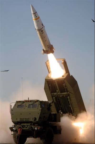 L3Harris fabrica el motor cohete de propulsante sólido para el ATACMS (Sistema de Misiles Tácticos del Ejército), un misil guiado de largo alcance probado en combate que utiliza el sistema de transporte y lanzamiento MLRS (Sistema de Lanzamiento Múltiple de Cohetes). (Crédito de la foto: Ejército de los EE. UU.)
