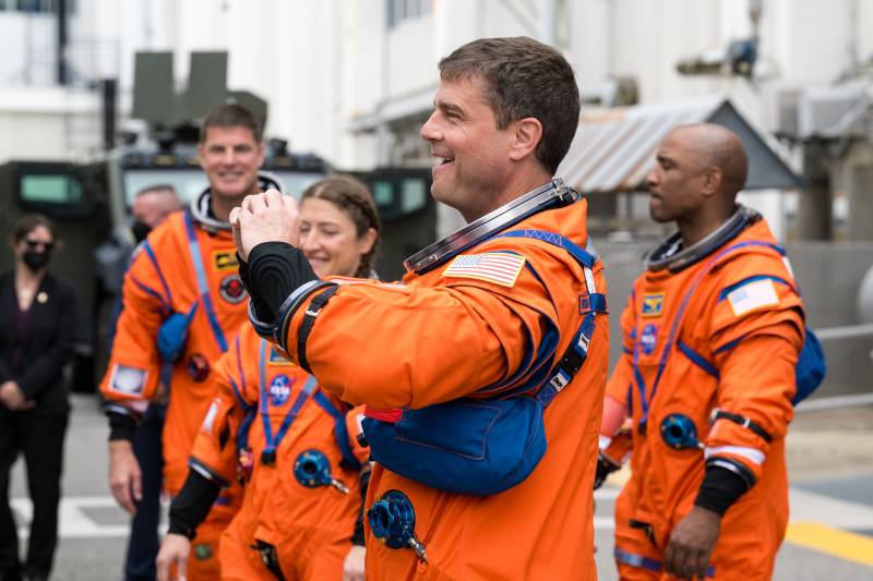 De derecha a izquierda, los astronautas de la NASA Reid Wiseman, comandante; Victor Glover, piloto; Christina Koch, especialista de misión; y el astronauta de la CSA (Agencia Espacial Canadiense) Jeremy Hansen, especialista de misión, saludan a familiares y amigos al salir del Edificio de Operaciones y Verificación Neil A. Armstrong para abordar su nave espacial Orión, situada en la parte superior del cohete del Sistema de Lanzamiento Espacial (SLS) de la NASA en el Complejo de Lanzamiento 39B, el miércoles 1 de abril de 2026, en el Centro Espacial Kennedy de la NASA en Florida. La misión Artemis II de la NASA llevará a Wiseman, Glover, Koch y Hansen a un viaje de 10 días alrededor de la Luna y de regreso a bordo de su nave espacial Orión desde el Complejo de Lanzamiento 39B, con una ventana de lanzamiento de dos horas que se abrirá a las . Crédito de la foto: NASA/Aubrey Gemignani
