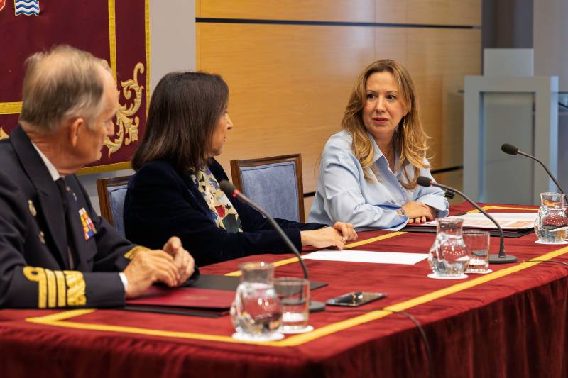 Firma con el Cabildo de Tenerife el convenio para desplegar la operación 'Prometeo-Centinela Tenerife 2026', de prevención de incendios forestales, en la sede del ministerio. Foto: Rubén Somonte/MDE