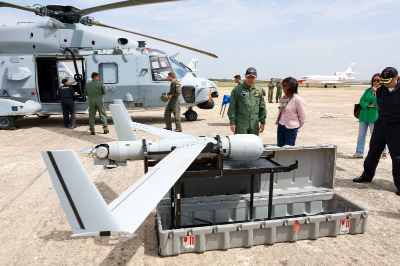 Acompaña a S.M. el Rey en la visita a la Flotilla de Aeronaves, el Centro de Supervivencia de la Armada y el Centro de Adiestramiento de Seguridad Interior en la Base Naval de Rota (Cádiz). Foto: Rubén Somonte/MDE