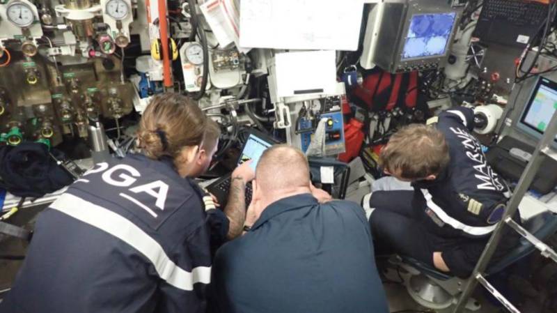 Un submarino de ataque nuclear despliega un dron desde su refugio en cubierta seca - © Armada francesa