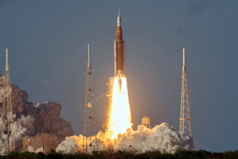 El cohete Space Launch System de la NASA, equipado con dos propulsores de combustible sólido de Northrop Grumman, despega en la misión Artemis II, el primer lanzamiento tripulado del programa Artemis. (Crédito de la foto: Northrop Grumman)