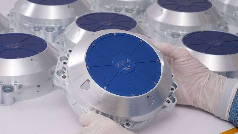 Aquí se muestra la rueda de reacción RW4 de Blue Canyon Technologies, líder en el sector. Se han fabricado más de 3.500 unidades de toda la línea de productos de ruedas de reacción. Imagen: RTX