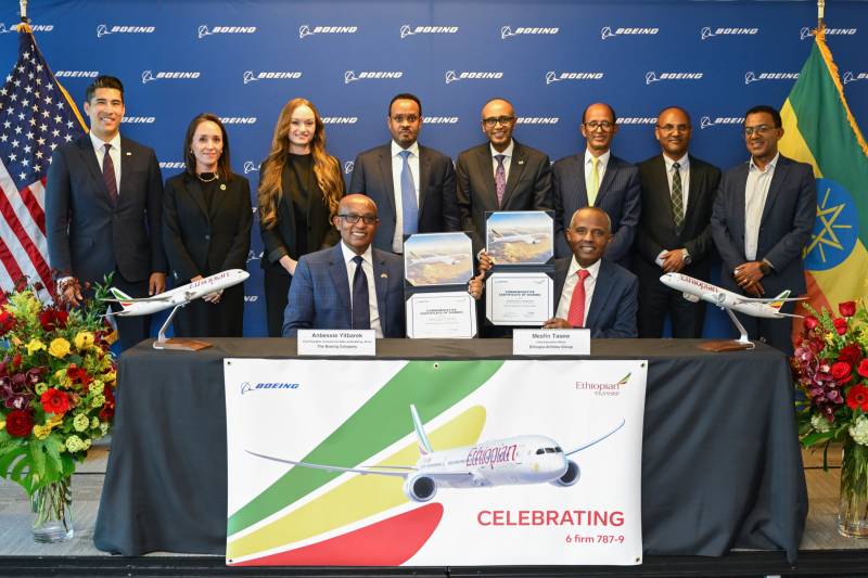 En la foto, de izquierda a derecha, durante una ceremonia de firma celebrada en las oficinas de Boeing en Arlington, Virginia: Anbessie Yitbarek, vicepresidenta de Ventas Comerciales y Marketing para África de Boeing; Ato Mesfin Tasew, director ejecutivo del grupo Ethiopian Airlines; el Sr. Hiro Rodríguez, director ejecutivo del Centro de Defensa del Departamento de Comercio de EE. UU.; la Sra. Sarah Whitten, directora comercial y jefa de originación del Banco de Exportación e Importación de EE. UU.; la Sra. Sarah Troutman, subsecretaria adjunta de Estado de EE. UU.; el Excmo. Sr. Ahmed Shide, ministro de Finanzas de la República Democrática Federal de Etiopía; el Excmo. Sr. Binalf Andualem, embajador de la República Democrática Federal de Etiopía en EE. UU.; Teklewold Atnafu, asesor del primer ministro de la República Democrática Federal de Etiopía; Sr. Temesgen Getaye, tesorero de Ethiopian Airlines; Sr. Abraham Tesfaye, director de Planificación y Desarrollo de Infraestructuras de Ethiopian Airlines. Imagen: Boeing