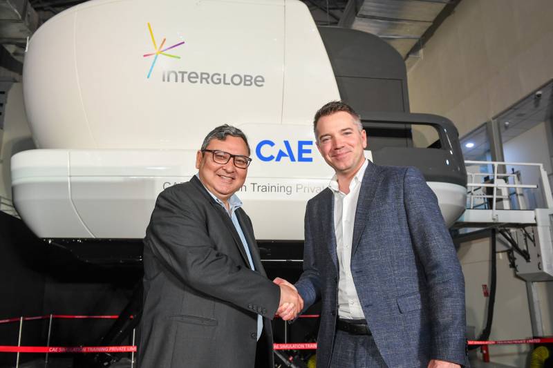 En la imagen (de izquierda a derecha): Aditya Pande, director ejecutivo del grupo InterGlobe Enterprises; Alexandre Prévost, presidente de Aviación Civil de CAE ©CAE