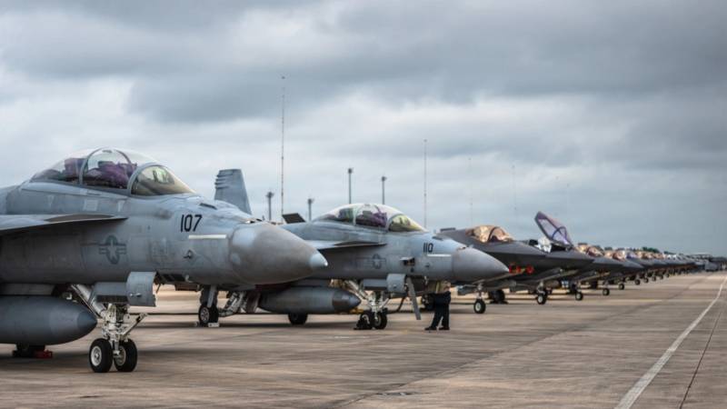 Aeronaves de la Fuerza Aérea y la Armada de los Estados Unidos se encuentran en la línea de vuelo de la Base Aérea Tyndall, en Florida, durante el ejercicio «Checkered Flag 26-2», el 28 de abril de 2026. Checkered Flag, uno de los ejercicios aire-aire más grandes del ejército de EE. UU., es un ejercicio bianual que integra aeronaves de cuarta y quinta generación para mejorar la movilidad, el despliegue y las capacidades de empleo de los aviadores y el personal de mantenimiento, lo que respalda directamente la proyección de poder a nivel mundial. (Foto de la Fuerza Aérea de EE. UU. tomada por el aviador superior Zeeshan Naeem)