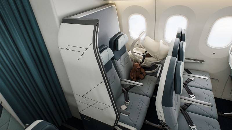 La solución SkyNook transforma el espacio infrautilizado de la última fila de los aviones de fuselaje ancho en una zona semiprivada, ideal para familias, personas con sensibilidad sensorial y pasajeros que viajan con mascotas o animales de servicio. ©RTX